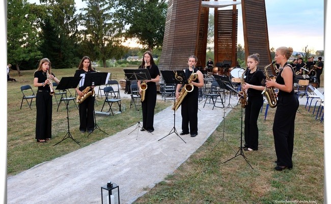 Međunarodni omladinski saksofonski orkestar ADA oduševio brojnu publiku u perivoju dvorca Erdödy