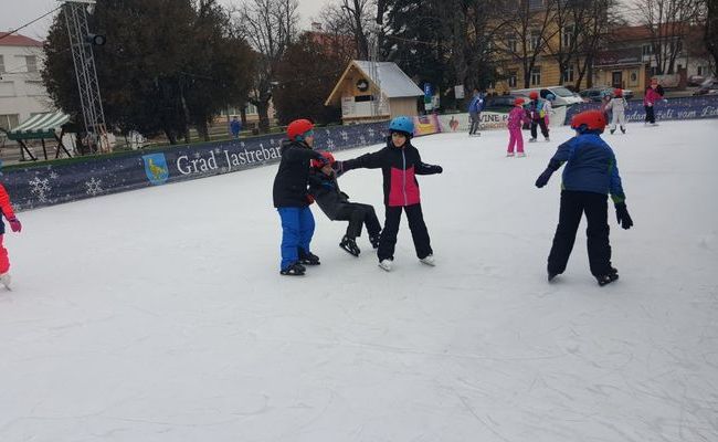 Završila škola klizanja i škola hokeja za osnovnoškolce