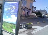 Postavljen stalak za bicikle sa reklamnim panoom